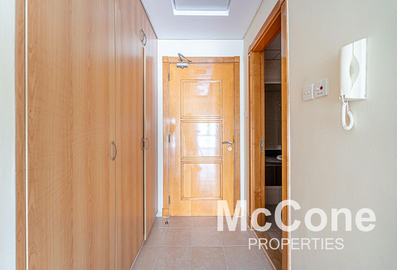 Next to the Metro | Spacious | Vacant photo 7