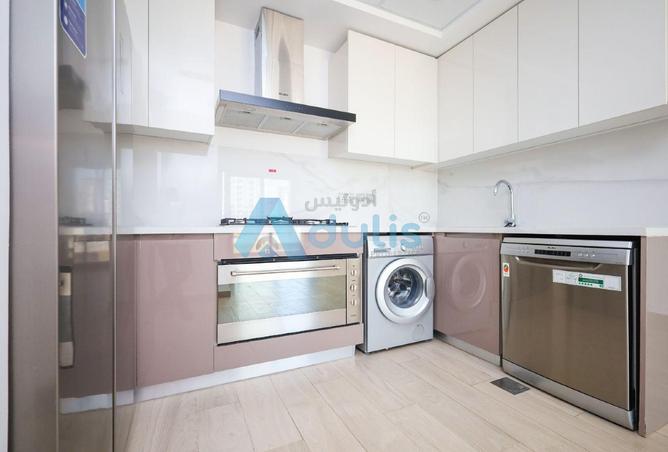 Luxury 3-BR Apt | High Floor | Lagoon View photo 2