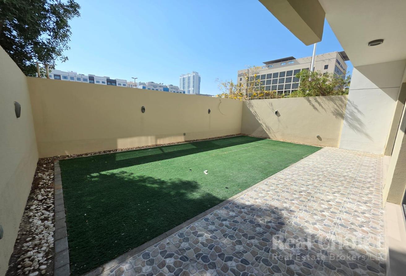 Spacious 4BR Villa |Prime Location | Ready To Move photo 2