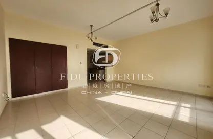 شقة - 1 حمام للبيع في Y04 - طراز إنجليزي - المدينة العالمية - دبي