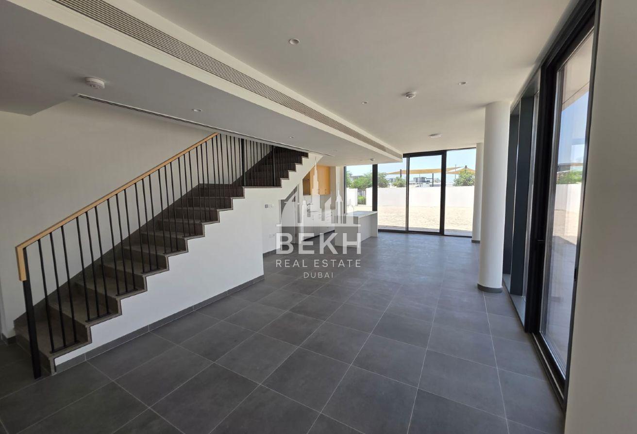 Luxury 5BR Villa | Huge Plot | Prime Location photo 2
