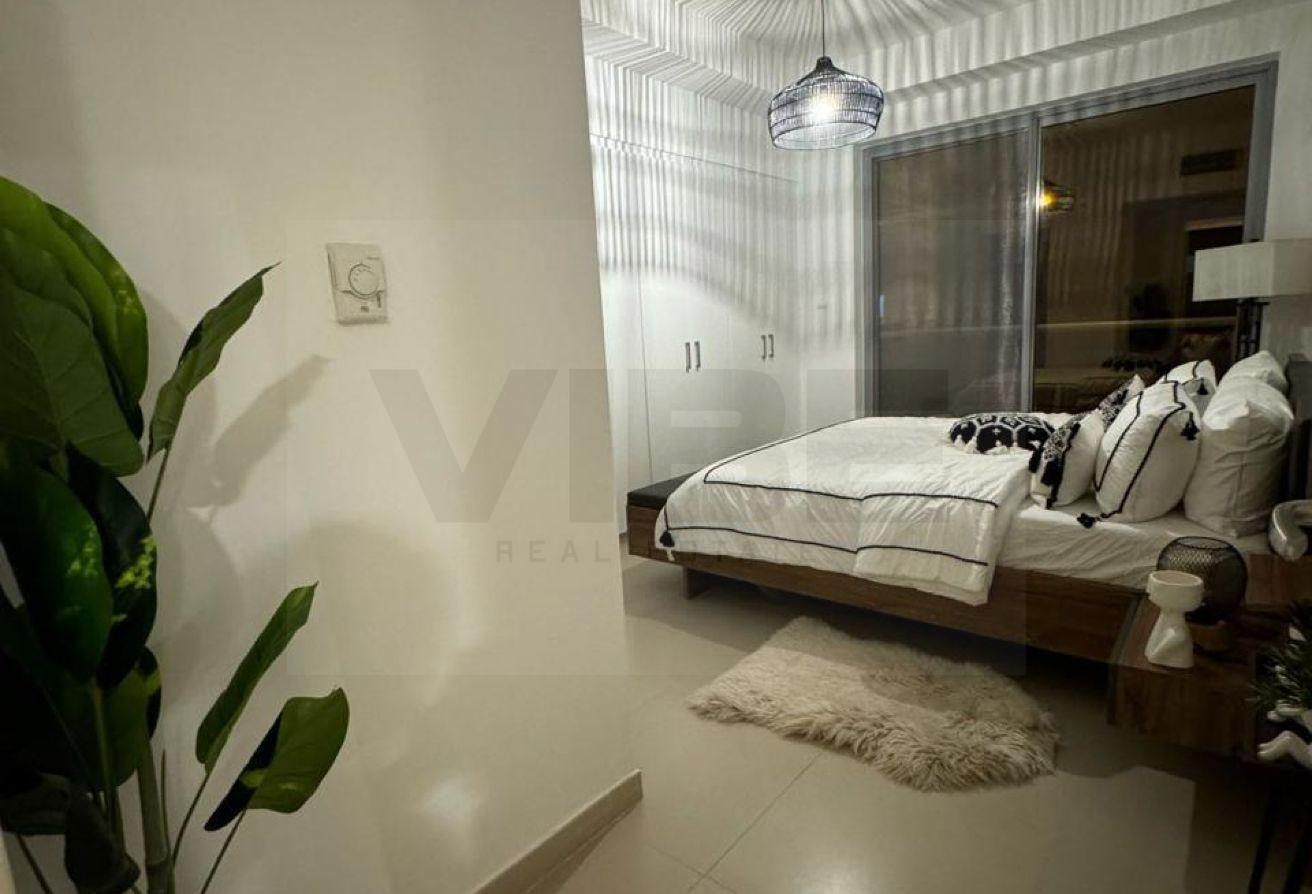 Fully Furnished I Mid Floor