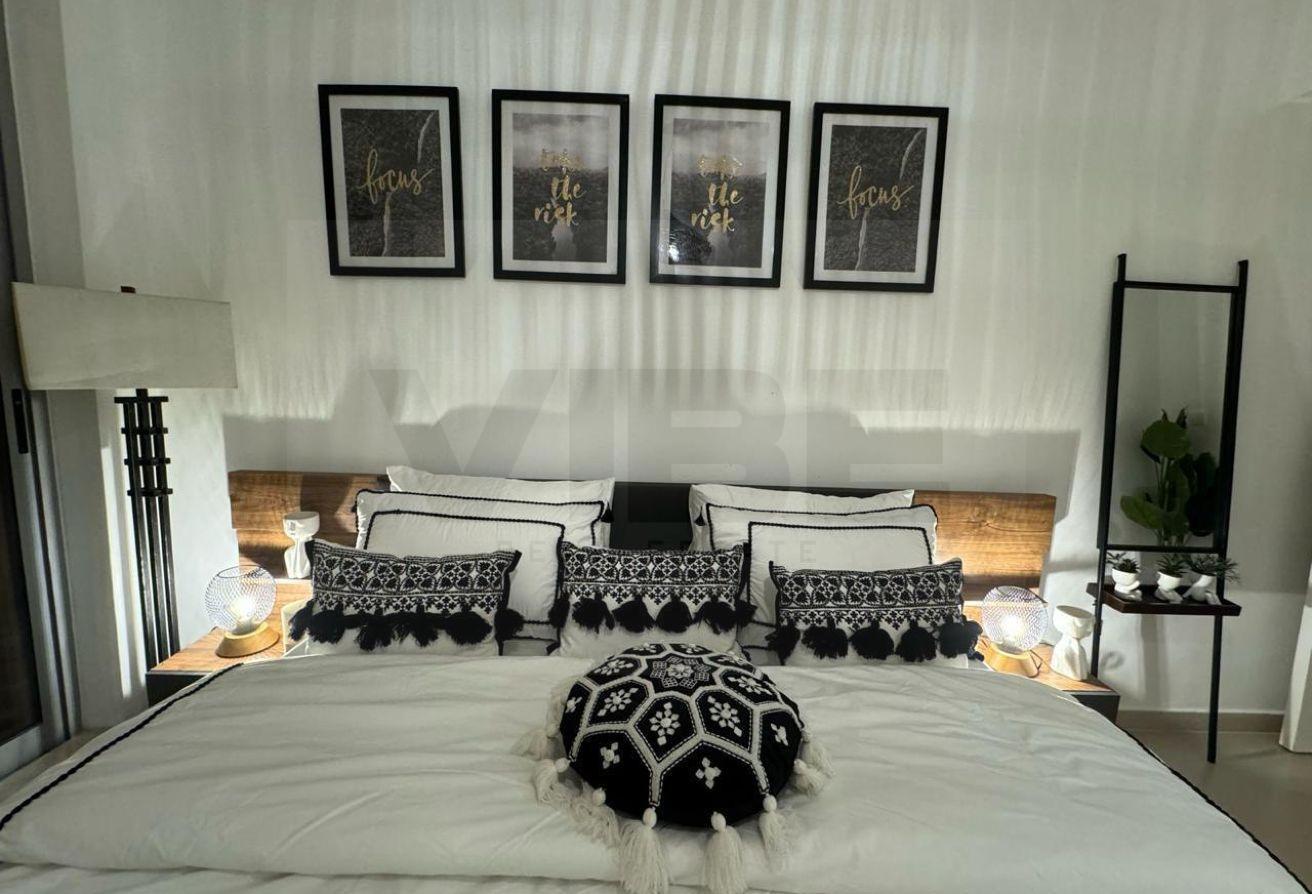Fully Furnished I Mid Floor