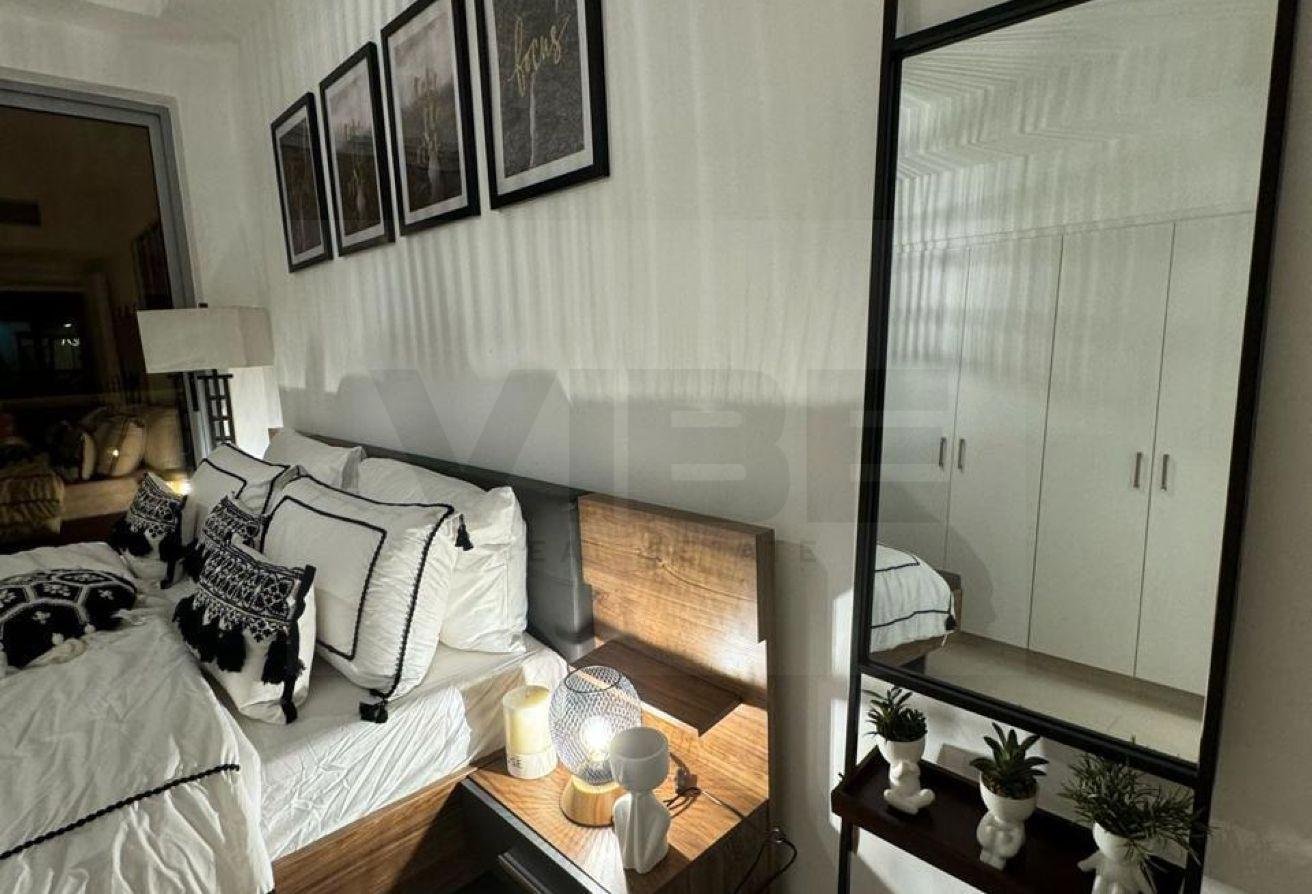 Fully Furnished I Mid Floor