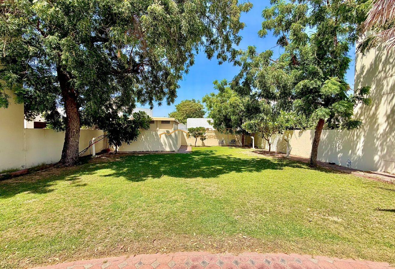 Spacious 4BR+Maid Villa | Jumeirah 1 | Ready photo 4