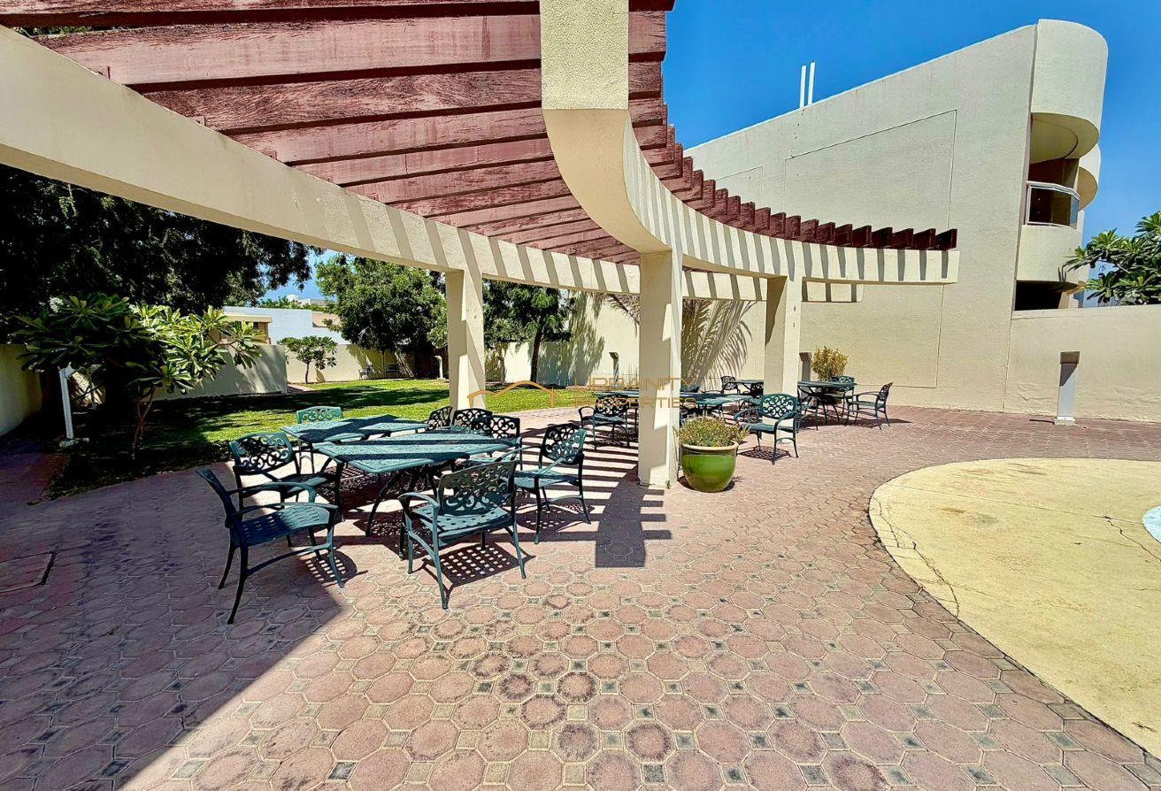 Spacious 4BR+Maid Villa | Jumeirah 1 | Ready photo 3