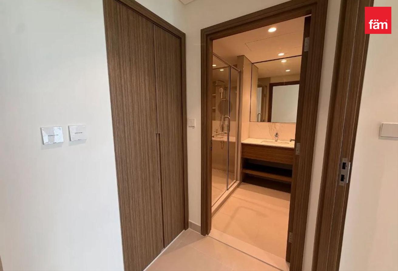 High Floor | Branded | Open View photo 8