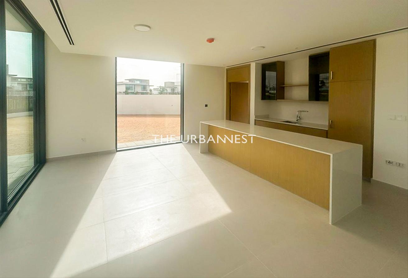 Prime Community l Close to Entrance l Huge Layout photo 3