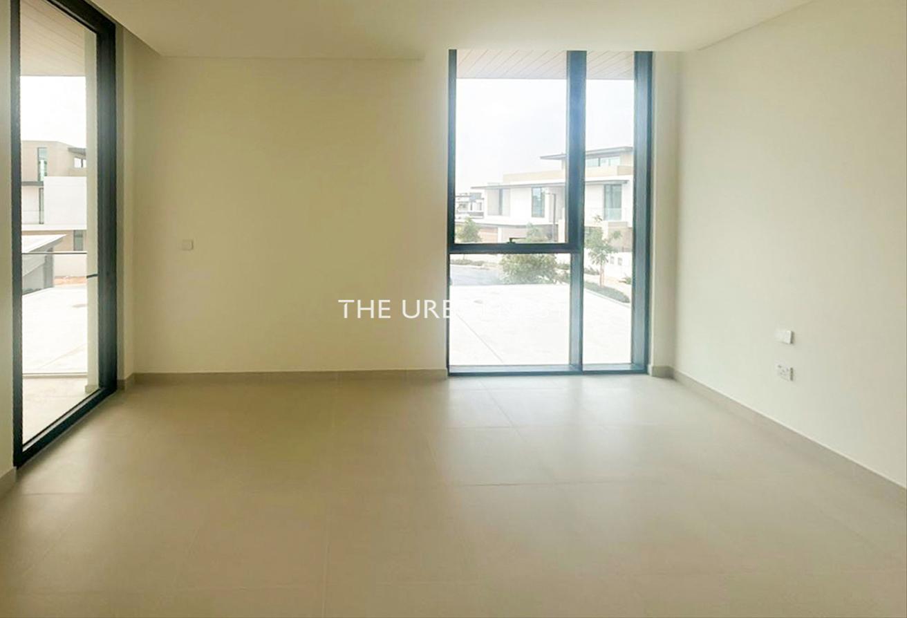 Prime Community l Close to Entrance l Huge Layout photo 7