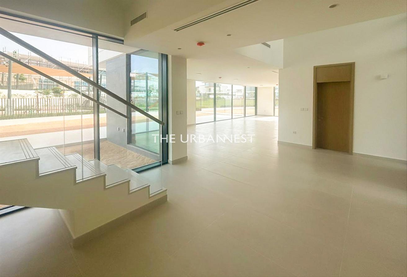 Prime Community l Close to Entrance l Huge Layout photo 5