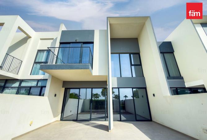 Single Row | Bright And Spacious 3br Villa