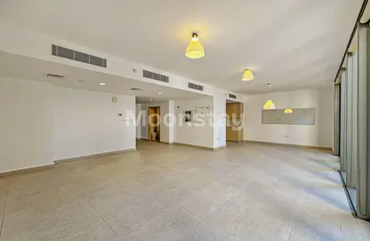 شقة - 2 غرف نوم - 3 حمامات للايجار في F بناية - الزينة - شاطئ الراحة - أبوظبي