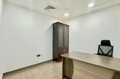 مكتب - استوديو - 4 حمامات للايجار في شارع حمدان - أبوظبي