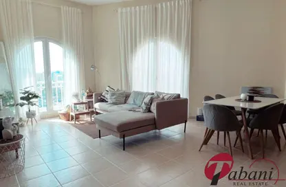 شقة - غرفة نوم - 2 حمامات للبيع في مبني رقم 256 - طراز أمريكي - ديسكفري جاردنز - دبي