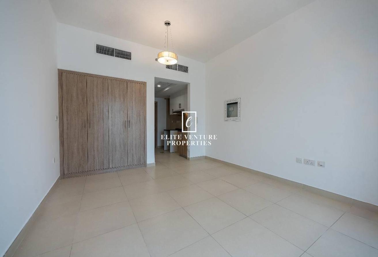 HIGH FLOOR | POOL VIEW | SPACIOUS | BRAND NEW photo 4