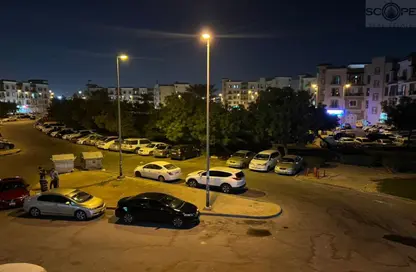 شقة - غرفة نوم - 2 حمامات للايجار في مبنى إل12 - طراز يوناني - المدينة العالمية - دبي
