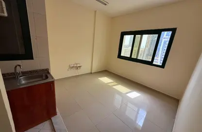 شقة - 1 حمام للايجار في برج الممزر - شارع التعاون - التعاون - الشارقة