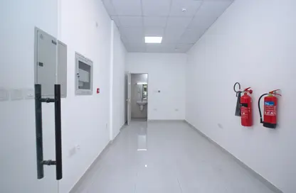 Shop - Studio for rent in Al Karama - Dubai