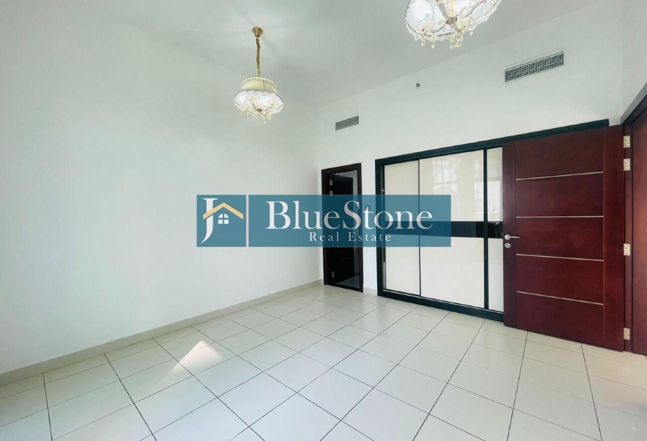 Huge balcony and Podium view | Vacant photo 4