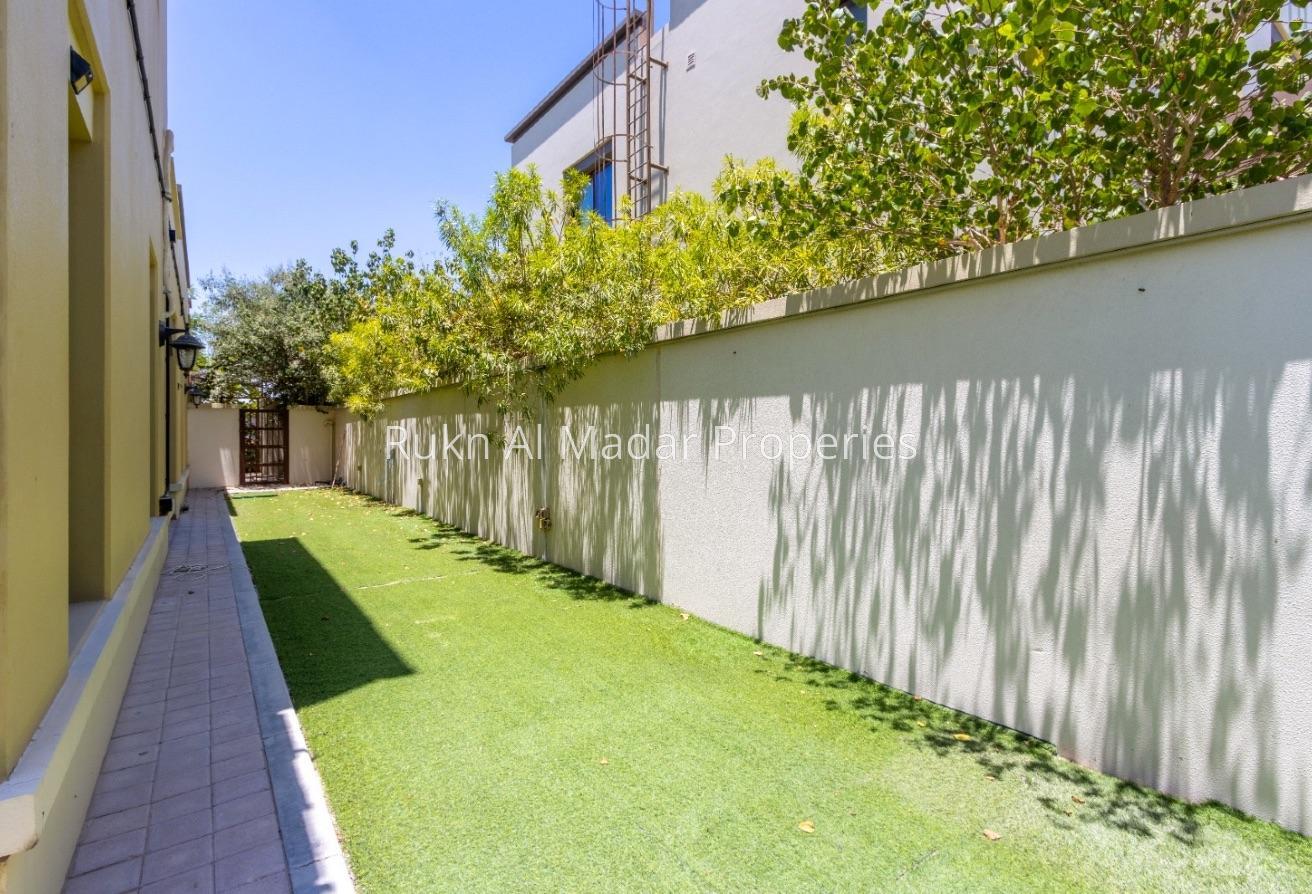 5 BR Villa With spacious Living And Garden photo 5