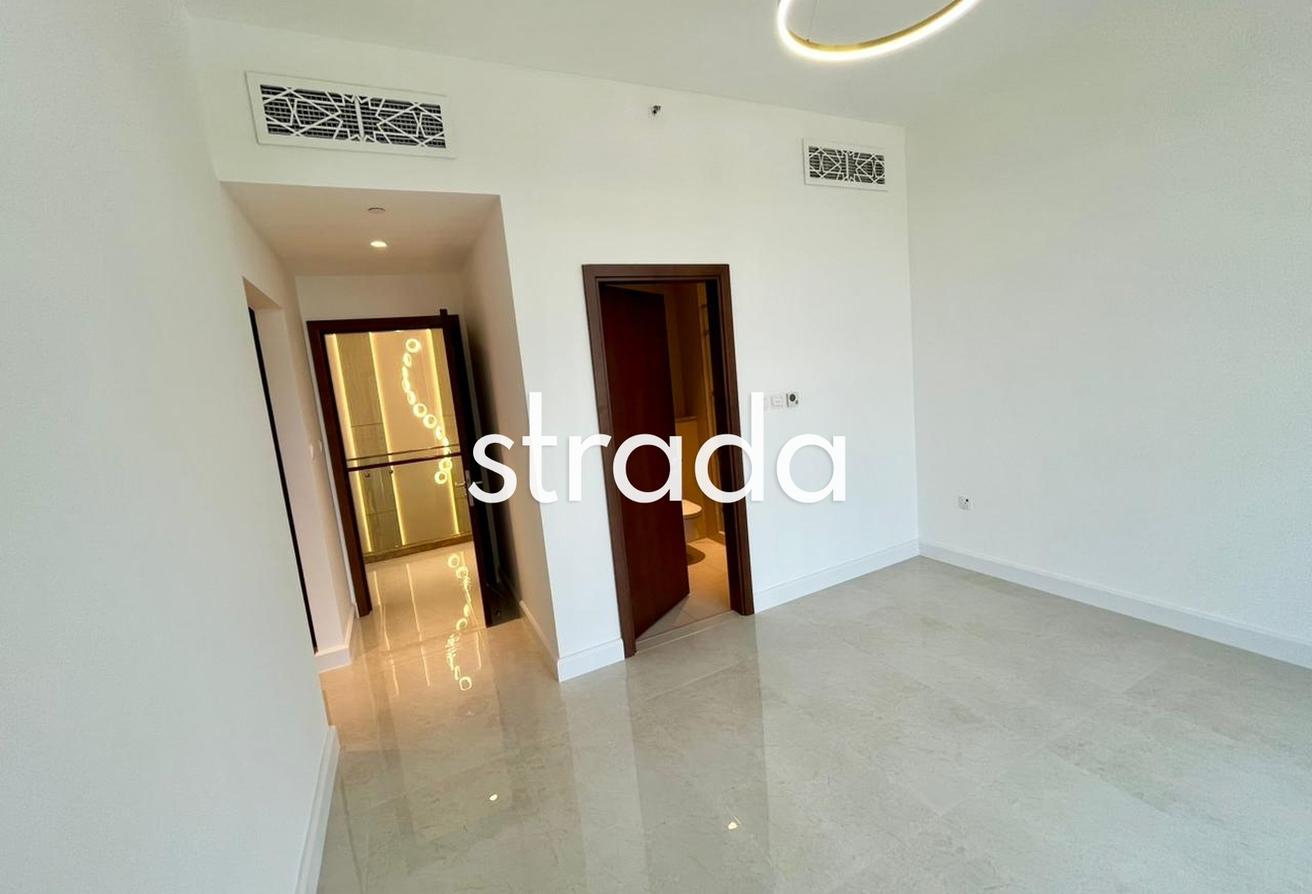Duplex | Upgraded | Vacant October photo 8