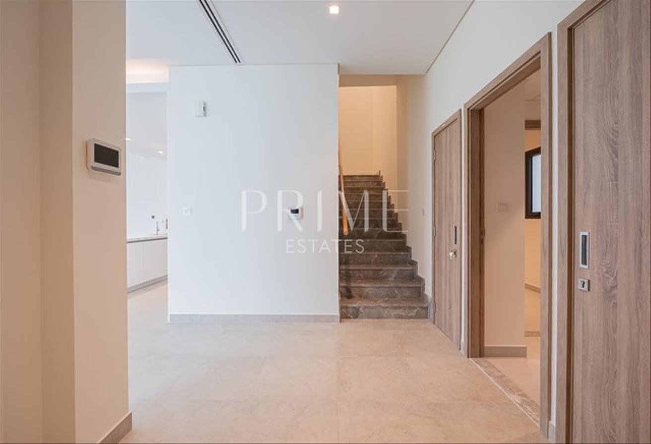 Live in Elegance | 4BR Villa | Landscaped photo 22