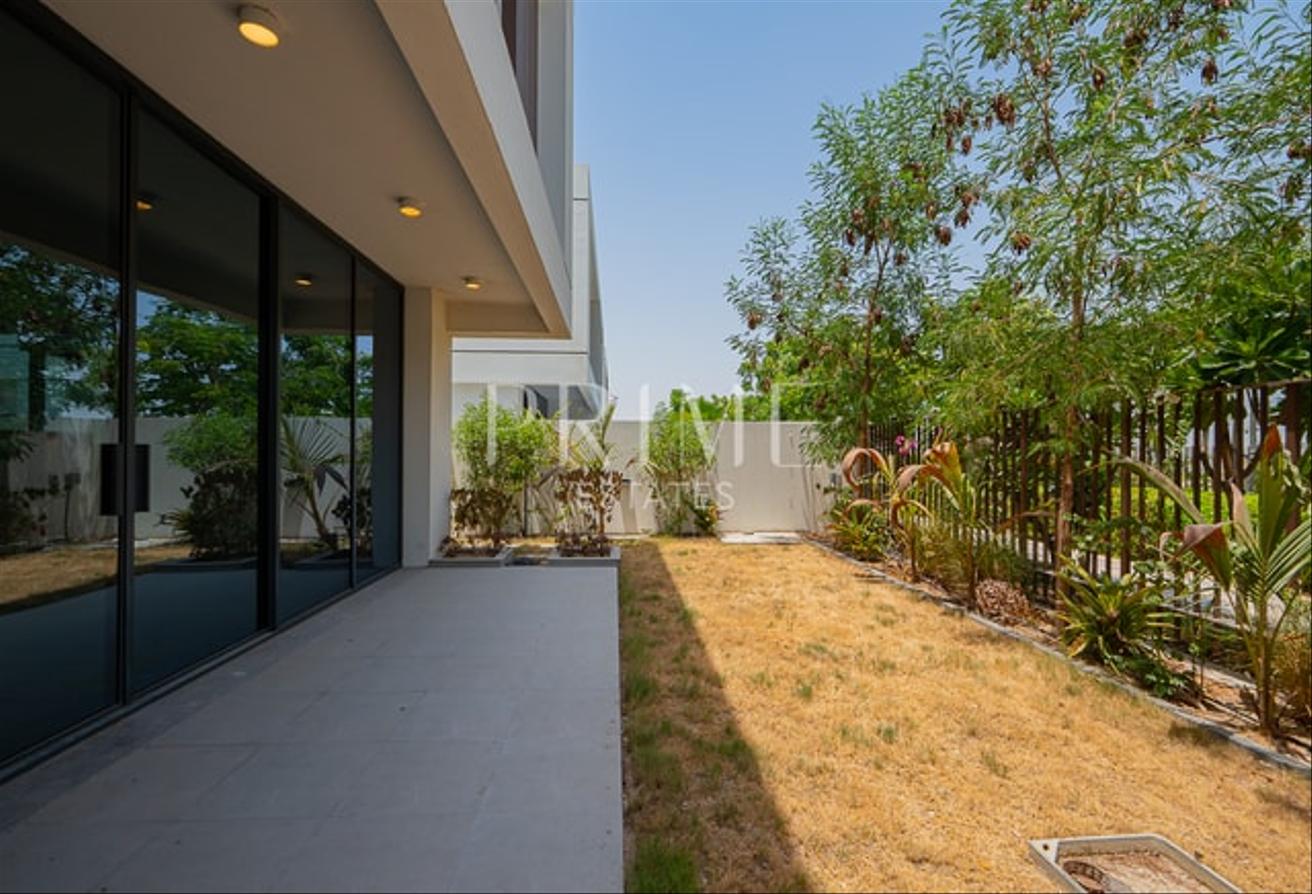 Live in Elegance | 4BR Villa | Landscaped photo 20