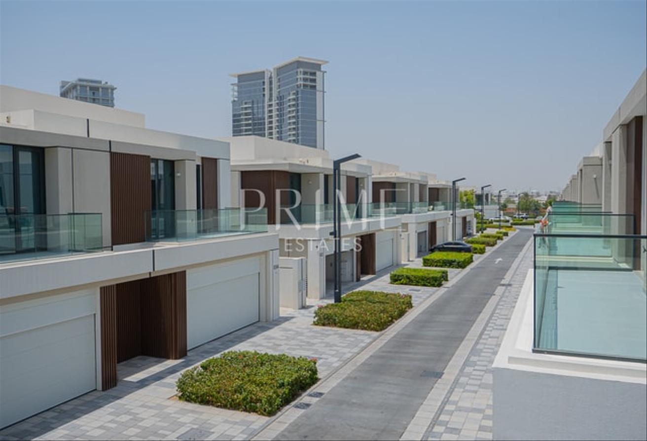 Live in Elegance | 4BR Villa | Landscaped photo 18