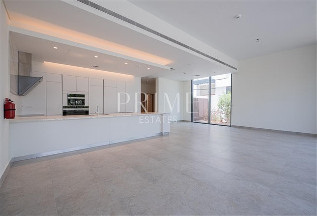 Live in Elegance | 4BR Villa | Landscaped photo 5