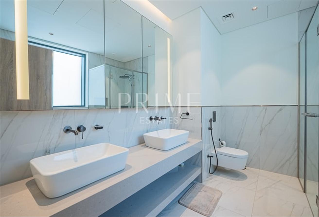Live in Elegance | 4BR Villa | Landscaped photo 14