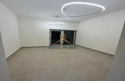 شقة - 2 غرف نوم - 3 حمامات للايجار في عزيزي بلازا - الفرجان - دبي