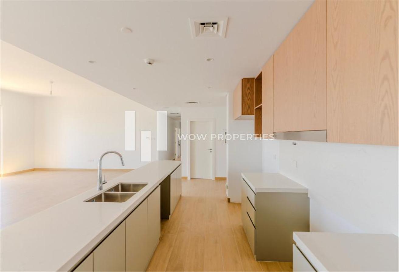 CORNER UNIT | FULL MARINA AND SEA VIEWS | VACANT photo 7