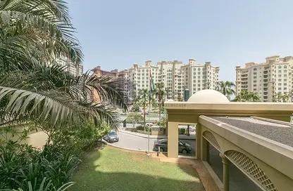 Apartment - 2 Bedrooms - 3 Bathrooms for sale in Al Tamr - Shoreline Apartments - Palm Jumeirah - Dubai