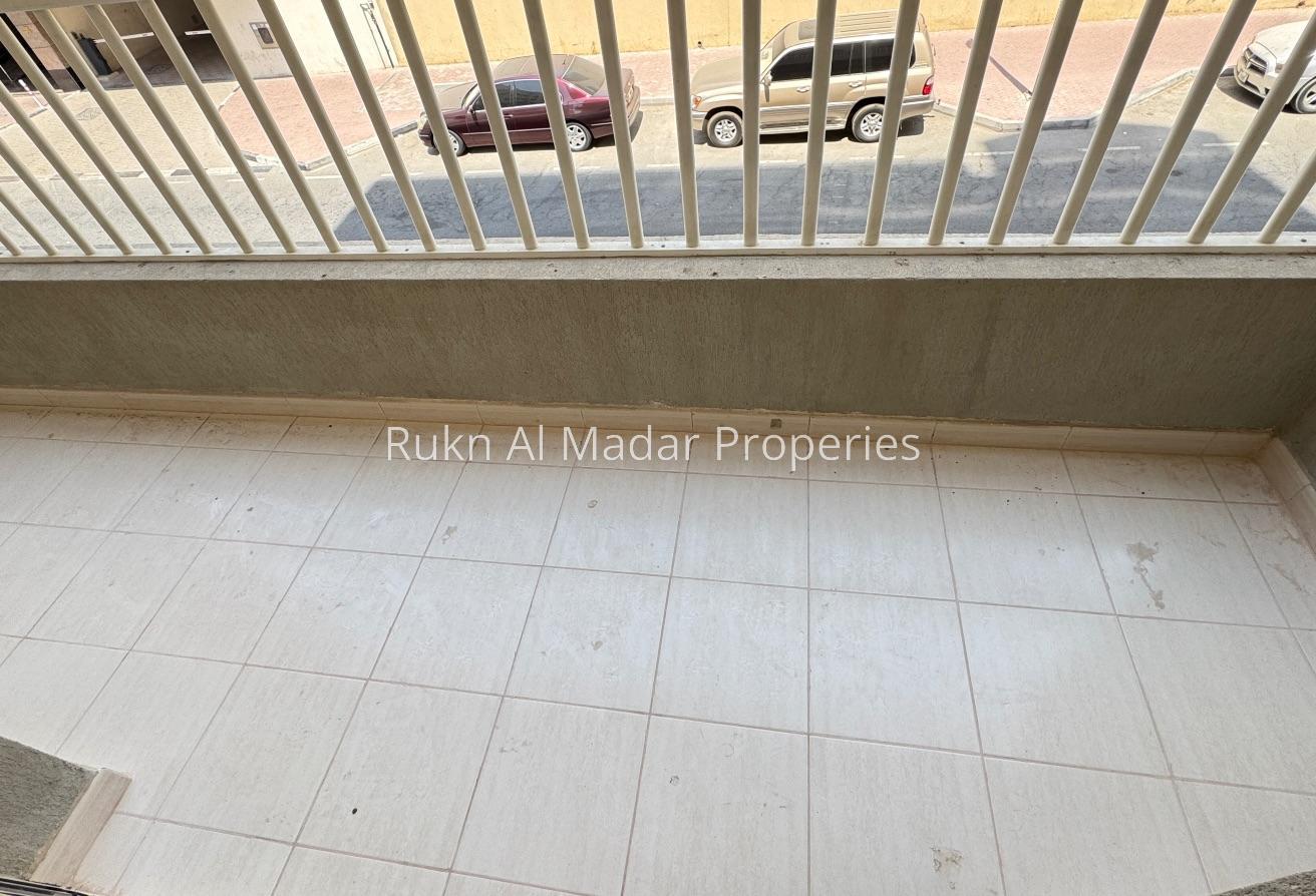 Spacious 1bhk 2 Balcony 45K Free Covered Parking photo 3