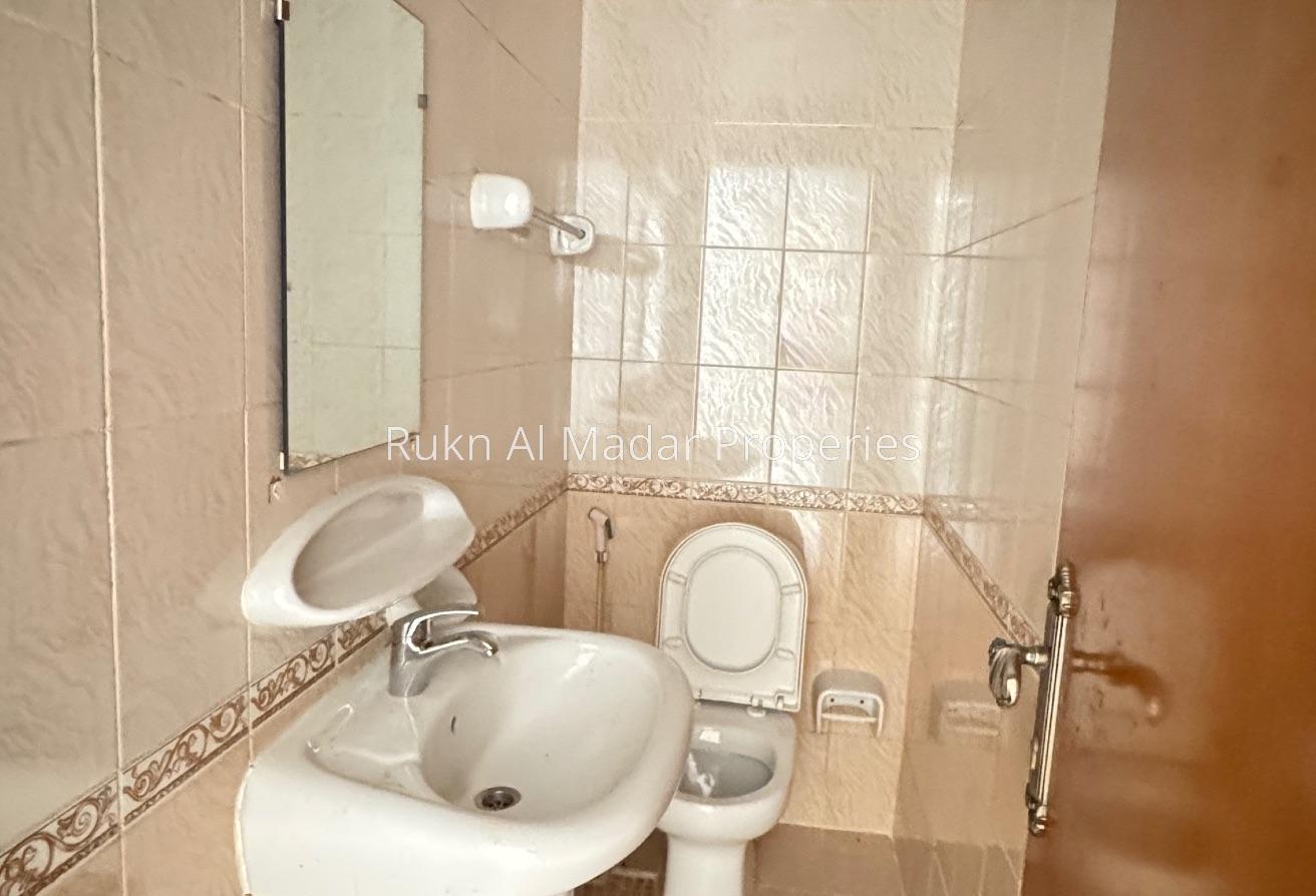 Spacious 1bhk 2 Balcony 45K Free Covered Parking photo 9