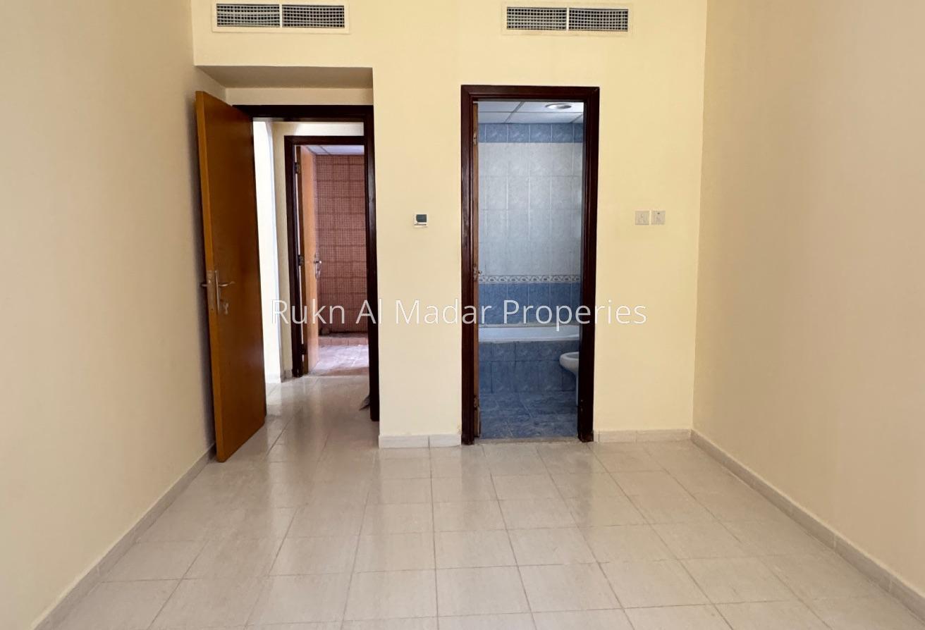 Spacious 1bhk 2 Balcony 45K Free Covered Parking photo 7