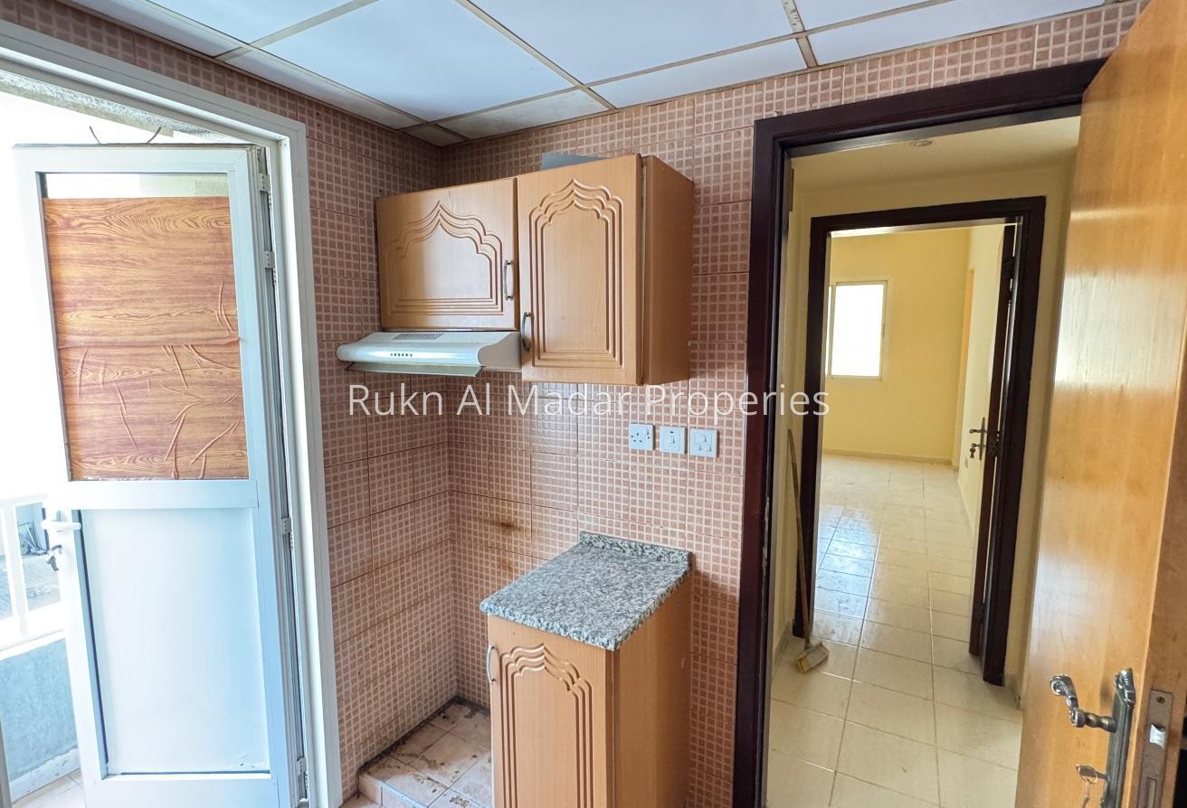 Spacious 1bhk 2 Balcony 45K Free Covered Parking photo 4
