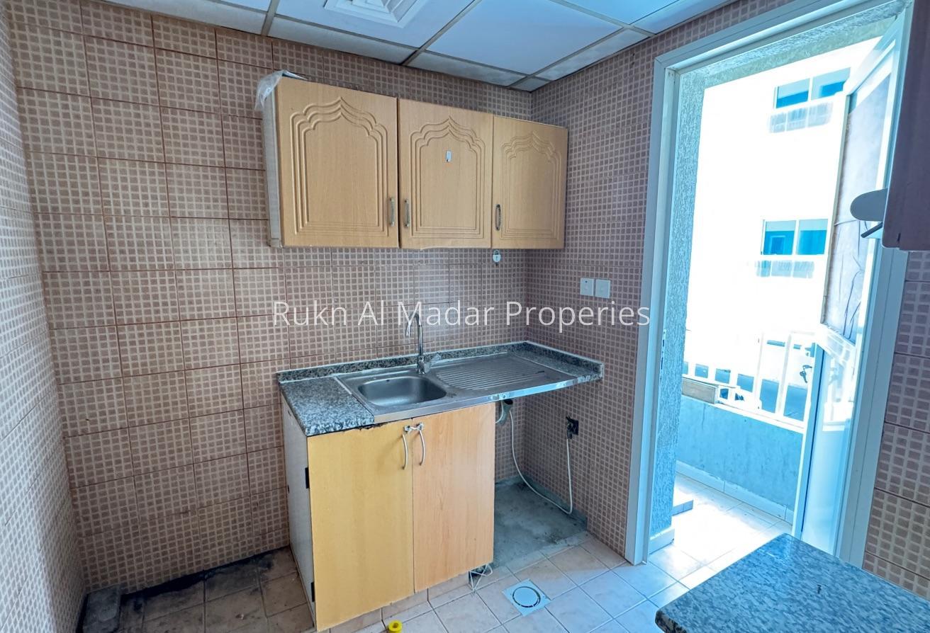 Spacious 1bhk 2 Balcony 45K Free Covered Parking photo 5