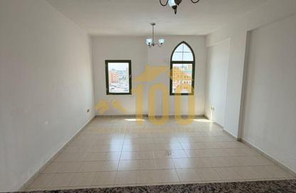 شقة - غرفة نوم - 2 حمامات للايجار في I10 - طراز مغربي - المدينة العالمية - دبي