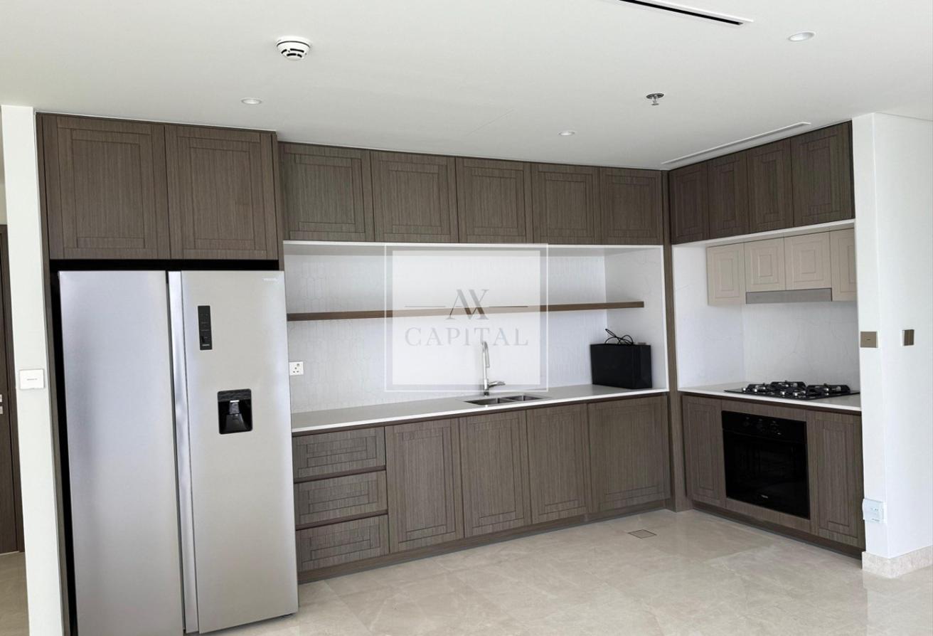 Modern 2BR | Private Balcony | Prime Location photo 6