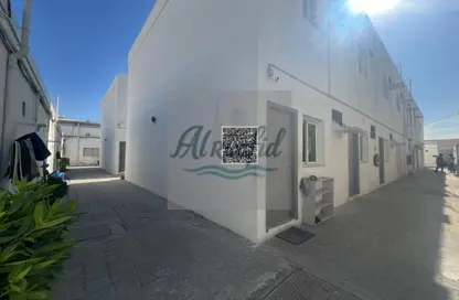 سكن عمال - استوديو - 8 حمامات للايجار في بناء الصناعية 13 - منطقة رقم 13 - المنطقة الصناعية بالشارقة - الشارقة