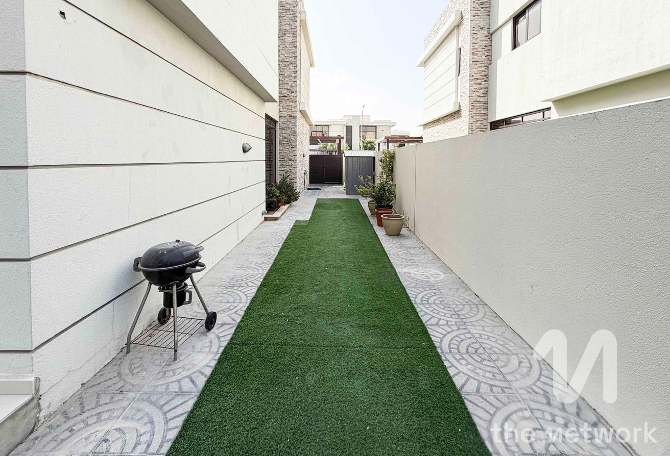 Single Row | Vacant | Landscaped Garden photo 13