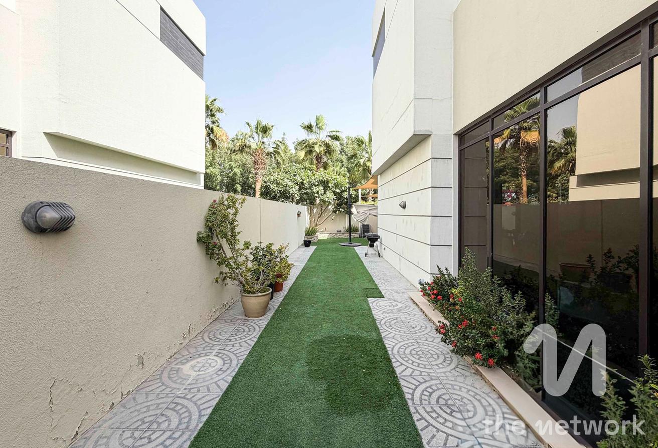 Single Row | Vacant | Landscaped Garden photo 14