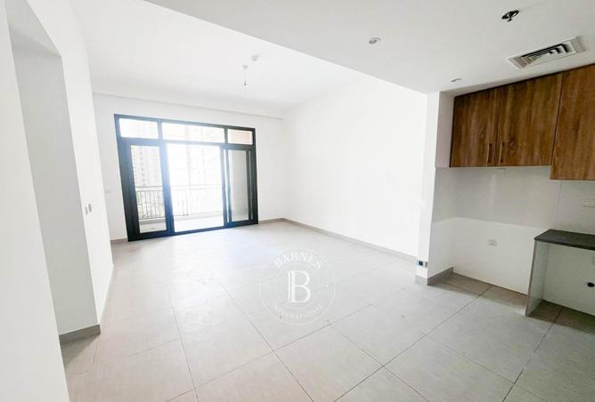 3-bed apartment in Parkside · Vacant · Pool view — photo 3