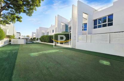 Villa - 4 Bedrooms - 5 Bathrooms for rent in Jumeirah 1 - Jumeirah - Dubai