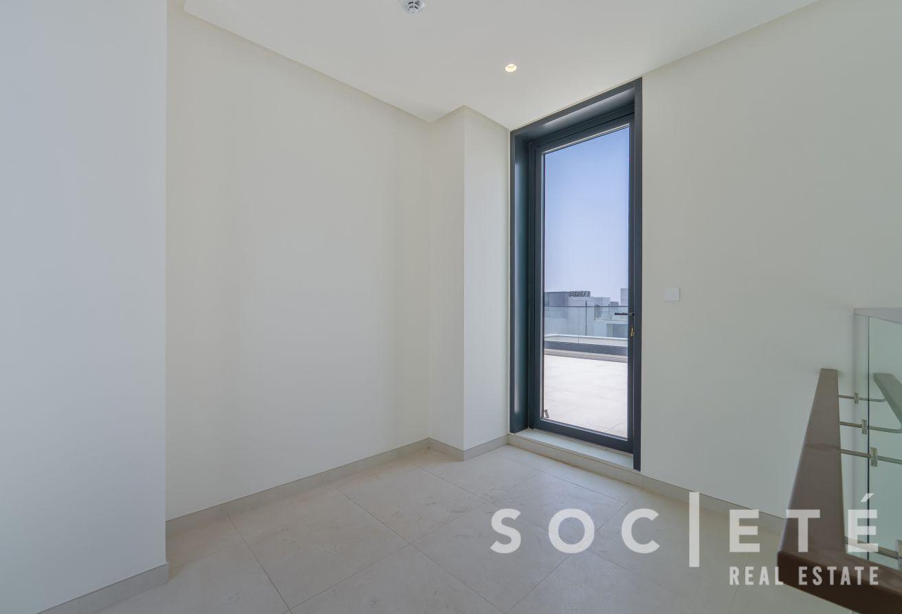 Prime location | Biggest Plot | Corner Unit photo 24