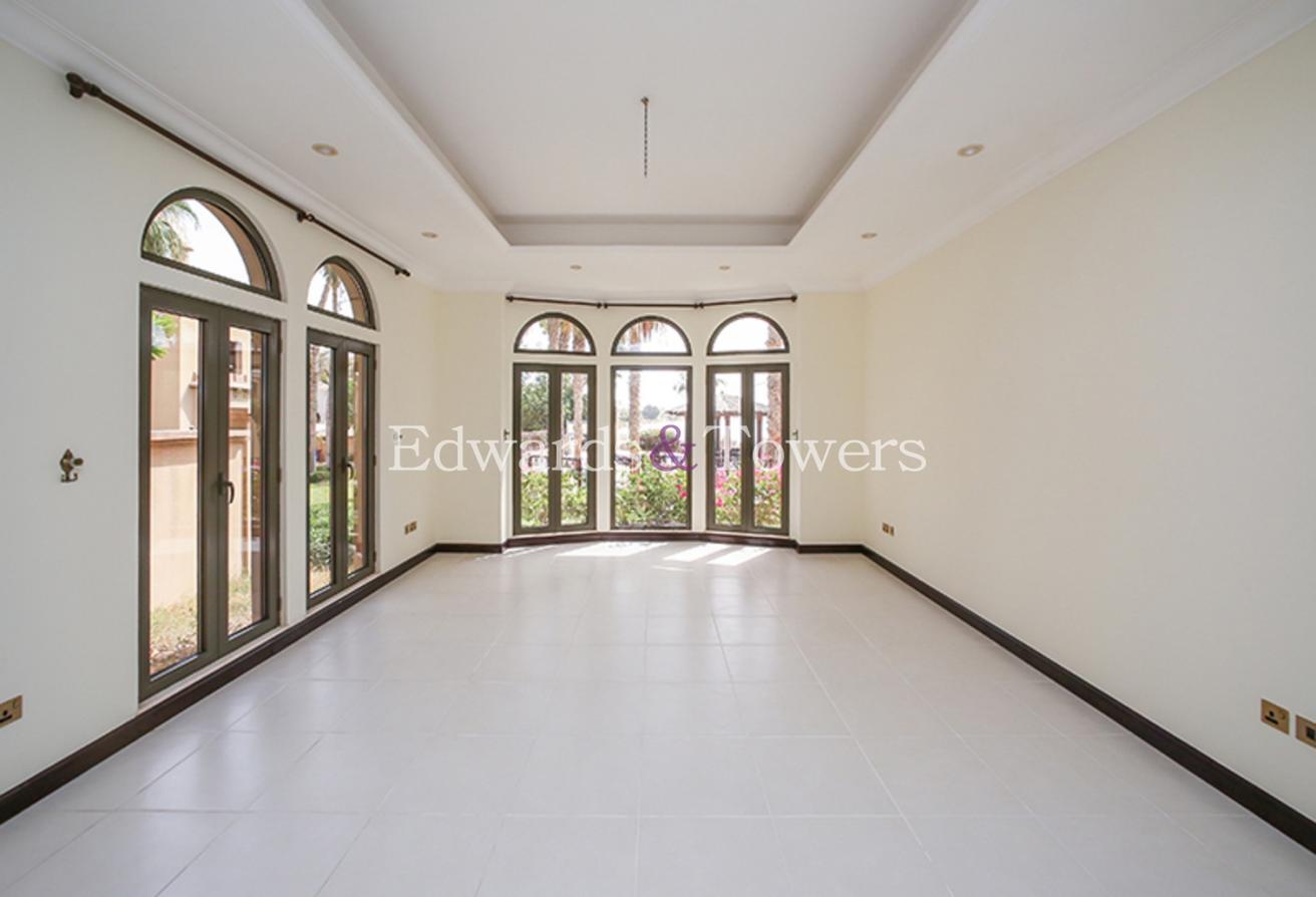 Upgraded Kitchen | On the Frond Location | 4 Bed photo 6