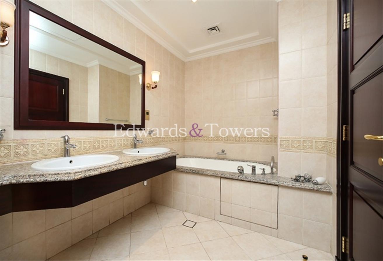 Upgraded Kitchen | On the Frond Location | 4 Bed photo 15