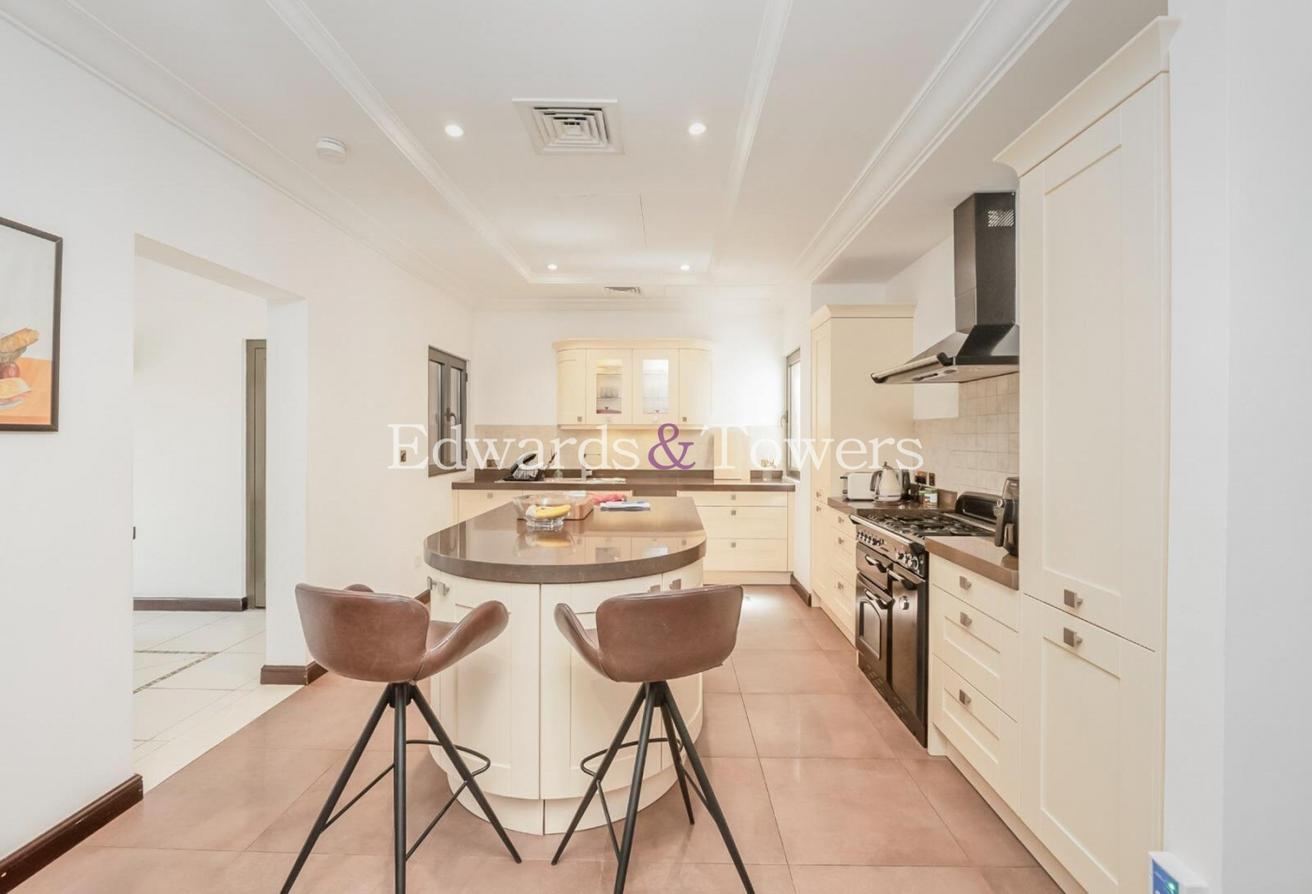 Upgraded Kitchen | On the Frond Location | 4 Bed photo 4