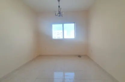 شقة - غرفة نوم - 1 حمام للايجار في طريق فاير ستاشن - مويلح - الشارقة شقة - غرفة نوم - 1 حمام للايجار في طريق فاير ستاشن - مويلح - الشارقة